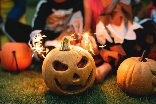 Niños pequeños en la fiesta de halloween