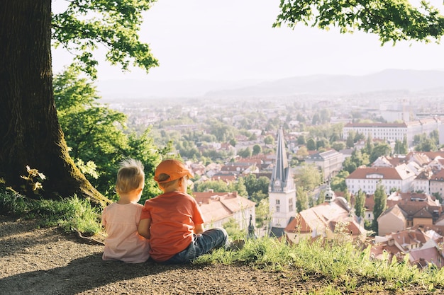 Niños pequeños en el fondo de Ljubljana Eslovenia Europa Familia al aire libre