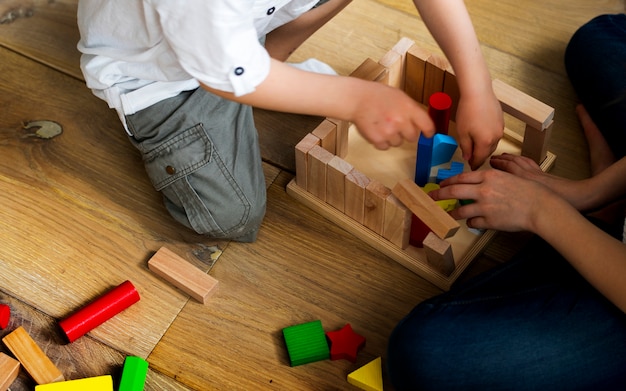 Niños pequeños jugando con bloques de juguete