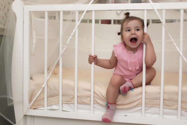 Niños pequeños jugando en el piso de una habitación