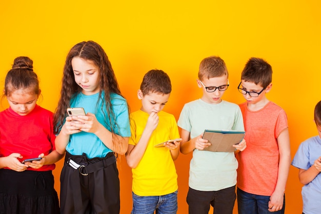 Niños pequeños jugando en el teléfono móvil