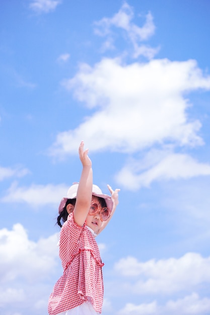 Los niños pequeños levantan los brazos hacia el cielo