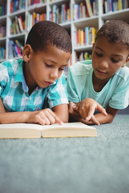 Niños pequeños leyendo un libro