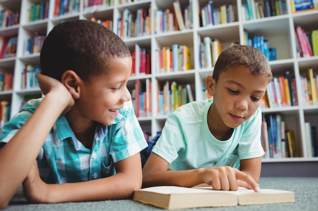 Niños pequeños leyendo un libro