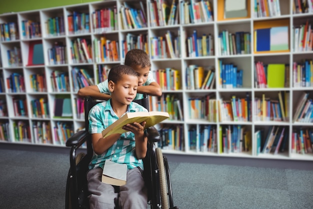 Niños pequeños leyendo un libro