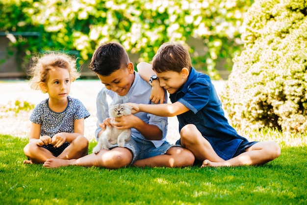 Los niños pequeños se lo pasan en grande con sus animales favoritos