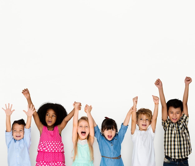 Foto niños pequeños manos arriba felices