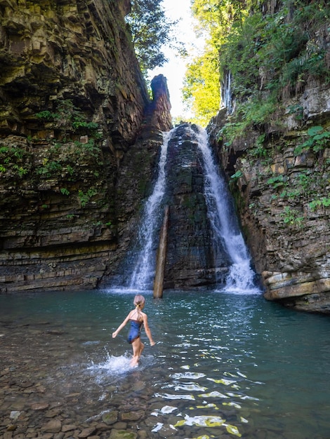 Niños pequeños nadando en la cascada