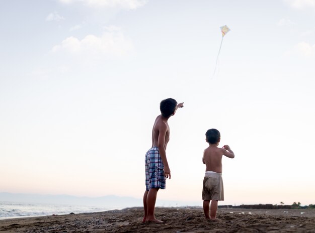 Niños pequeños en la playa