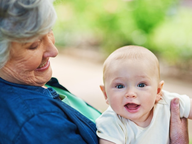 Los niños pequeños son solo superhéroes disfrazados Captura recortada de un bebé que pasa tiempo al aire libre con su abuela