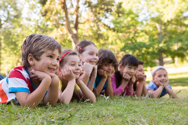 Niños pequeños sonriendo en una fila