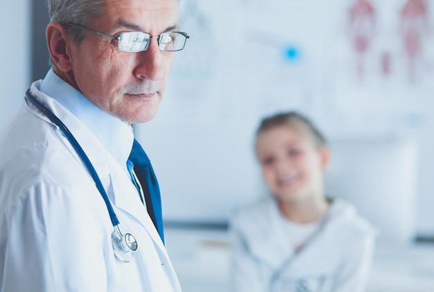 Niños pequeños con su madre en un médico en consulta