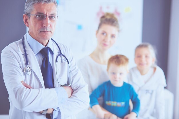 Niños pequeños con su madre en un médico en consulta