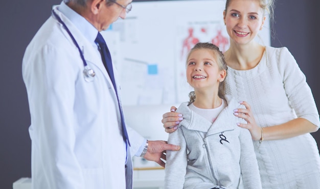 Niños pequeños con su madre en un médico en consulta