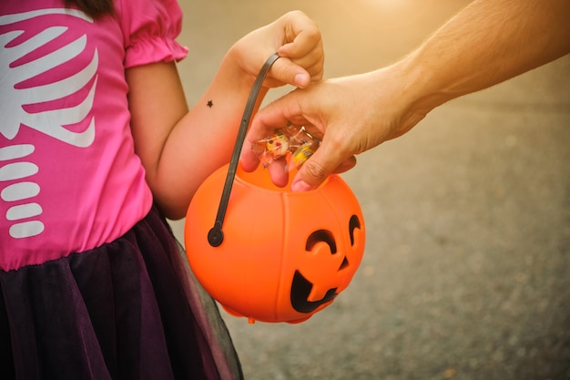 Los niños pequeños truco o trato en Halloween