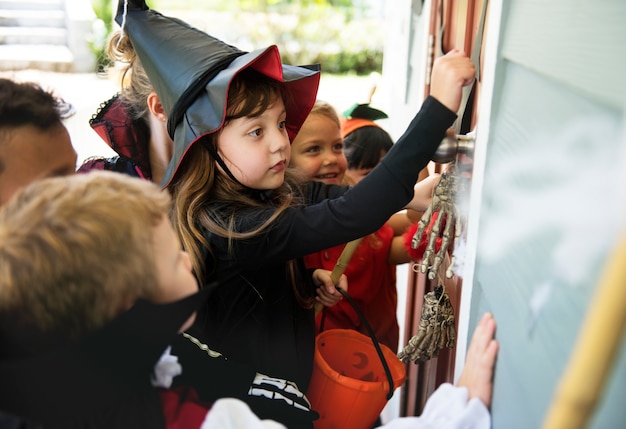 Niños pequeños truco o trato