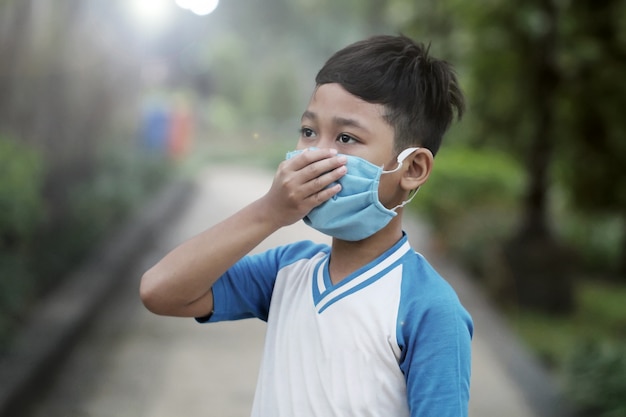 Los niños pequeños usan máscaras de salud para protegerse contra los brotes del virus corona