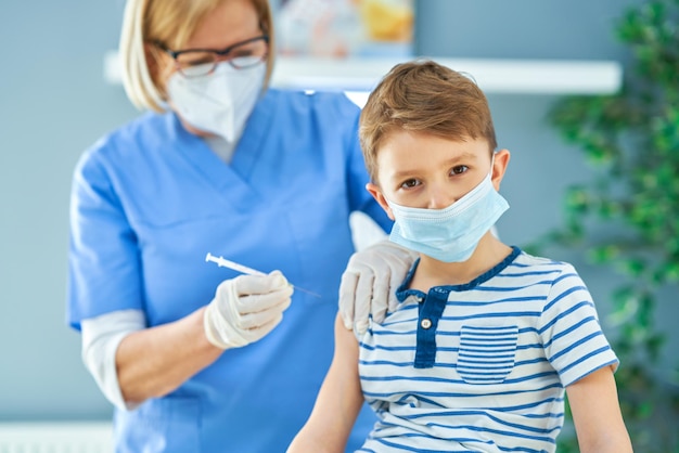 Niños pequeños durante la vacunación en el hospital. foto de alta calidad