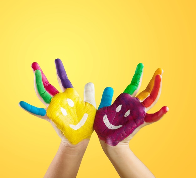 Niños pintados a mano