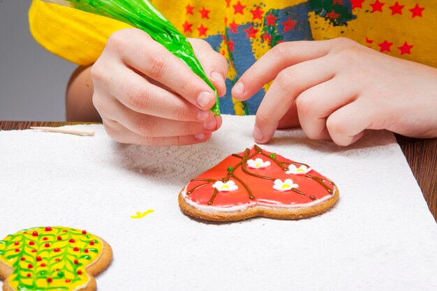 Los niños pintan el pan de jengibre