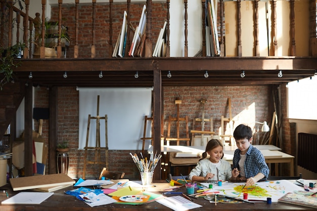 Niños pintando en Art Studio