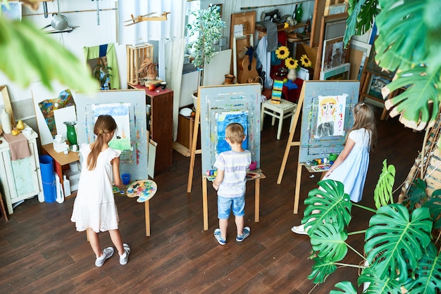 Foto niños pintando en art studio