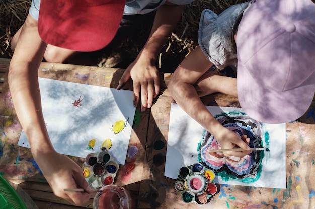 Niños pintando arte actividad al aire libre