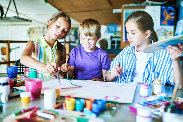 Niños pintando en clase de arte