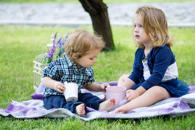 Niños en pirnic niño bebé jugando en el campo soleado verano al aire libre estilo de vida de los niños