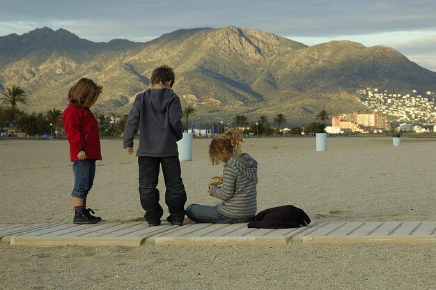 Foto niños en la playa de empuriabrava