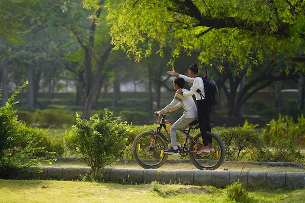 Niños pobres van a hacer deporte usando Cycles