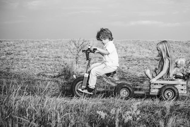 Los niños positivos copian el espacio al aire libre niño y niña feliz en el campo los niños juegan al aire libre