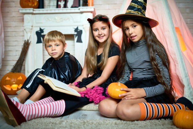 Niños positivos en disfraces de Halloween