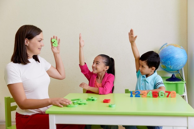 Los niños practican la pronunciación correcta con logopeda