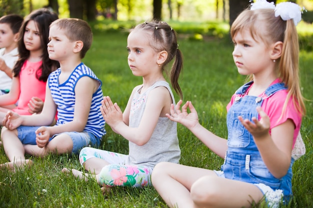 Niños practicando yoga.