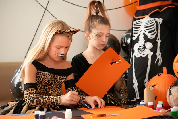 Niños preparándose para Halloween