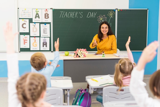 Foto niños prestando atención en clase.