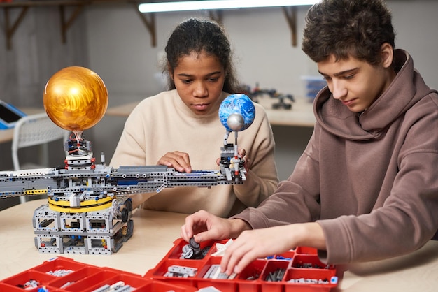 Niños programando juguetes eléctricos.