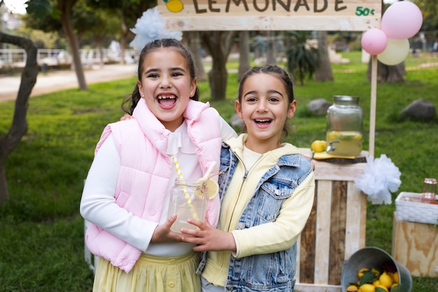 Foto niños con puesto de limonada