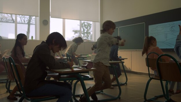 Niños que aprenden en la escuela primaria Niños y niñas que estudian en clase