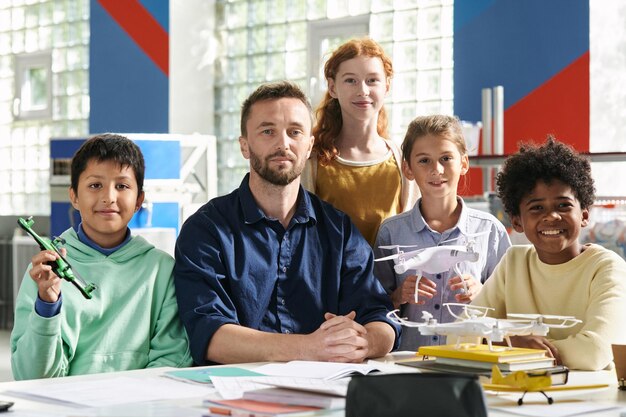 Foto niños que asisten a clases de aeromodelismo