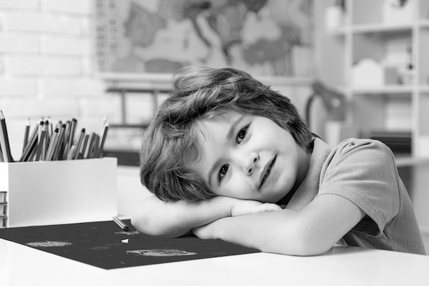 Niños que estudian en casa y educación en el hogar Los niños se preparan para la escuela