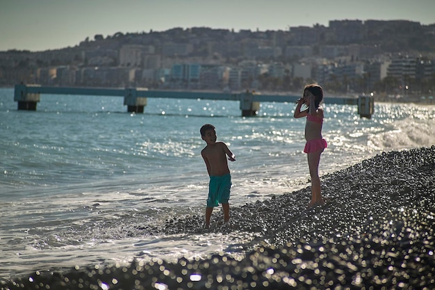 niños que juegan en la playa