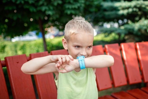 Los niños que usan relojes inteligentes con interés cuidan y los padres controlan la nueva tecnología para los niños