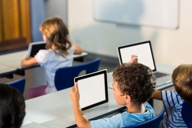 Niños que usan tabletas digitales