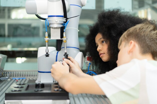 Los niños que usan la tecnología del robot de mano Los estudiantes están estudiando tecnología que es una de las STEM