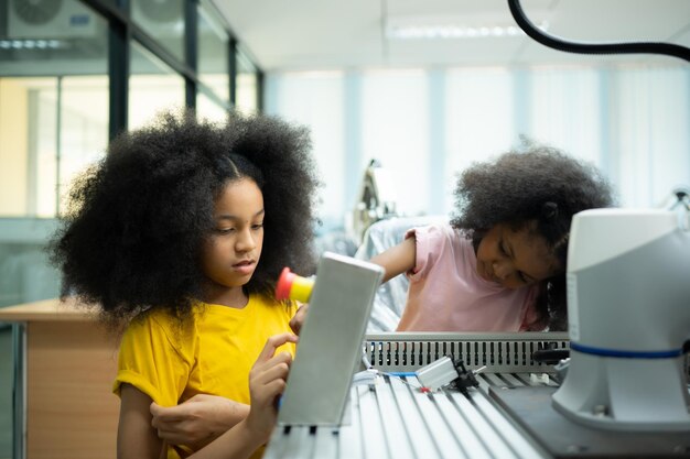 Niños que usan la tecnología de robots manuales Los estudiantes están estudiando tecnología, que es uno de los cursos STEM