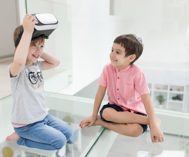 Niños en realidad virtual en casa