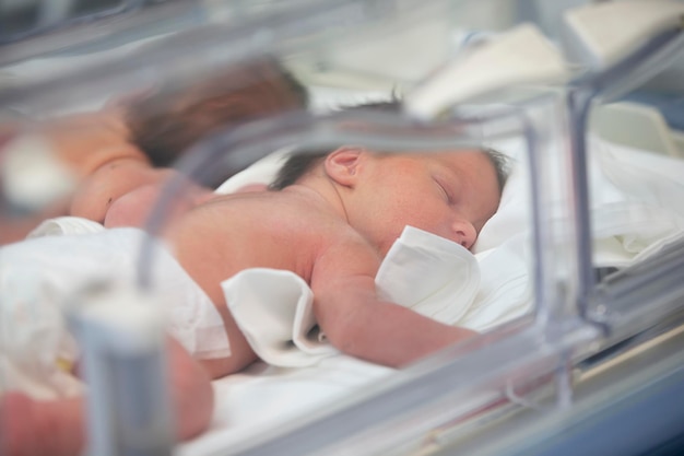 Foto los niños recién nacidos están en las cajas en el hospital.