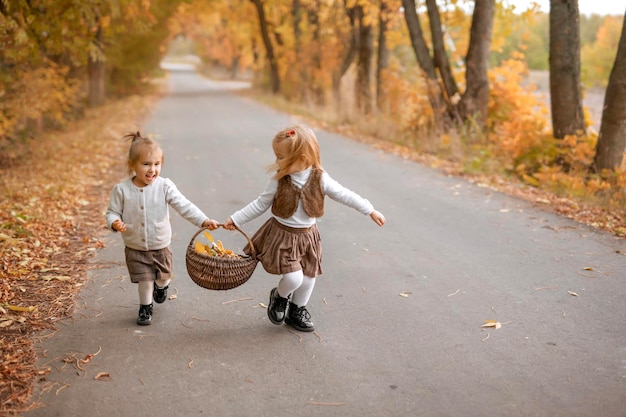 Los niños recogen follaje de otoño